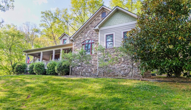 Location! Pis Nat F., DuPont, Brev. & Ash. 5 bedrooms, 3.5 baths, Sleeps 16!