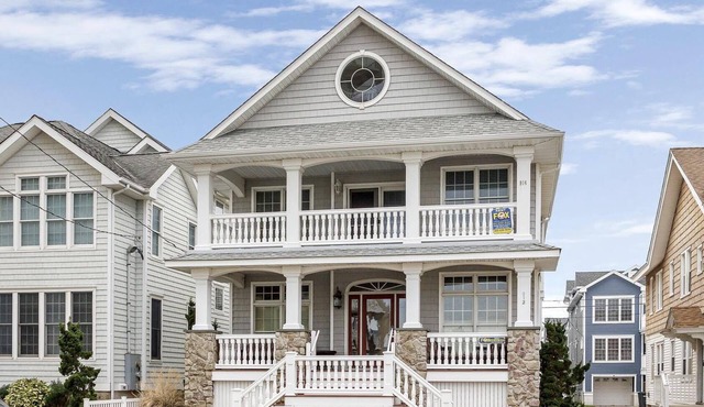 LOCATION-PRIME: Steps away from the Boardwalk & BEACH