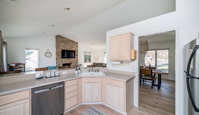 LOCATION! Restaurants, Shops! Waterfront Quiet, Golf Community Game Room Bunks