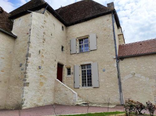 Location spacieuse dans ancien prieuré restauré - FR-1-586-66