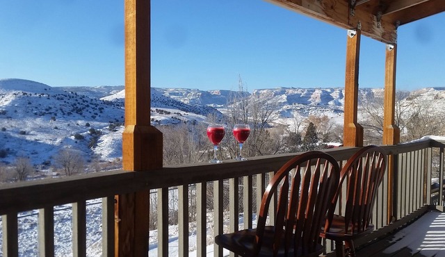 Location, Views! 6 Bedroom 5 Bath, Pool Table Close to Town and Nat'l. Monument