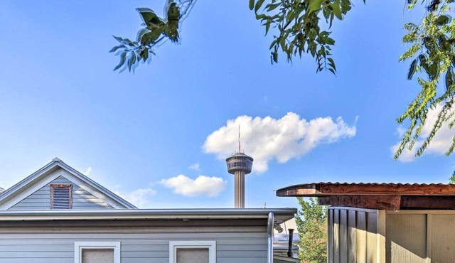 LOCATION!Walk to Convention Center,Riverwalk,&Alamodome,Sleeps 4