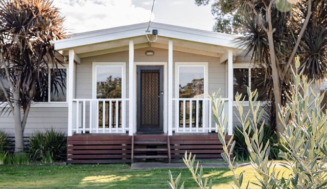 Loch House - Inverloch town centre with full linen included.
