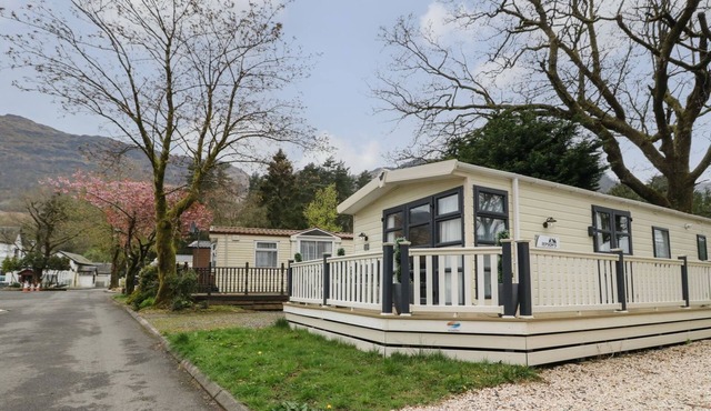 LOCH LOMOND HOLIDAY HOME, pet friendly, with a garden in Crianlarich