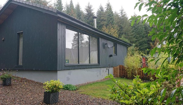 Loch Ness Highland Cottages with partial Loch View