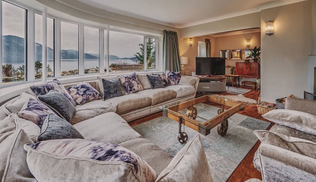 Loch Ness Mansion - Luxury Cottages