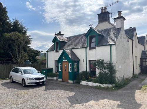 Loch Ness village cottage for 2 with free parking & pets welcome