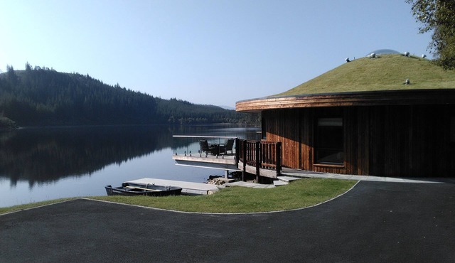 Loch side property with private hot tub and own Loch