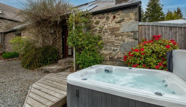 Loch Tay Bothy Cottage with Hot Tub