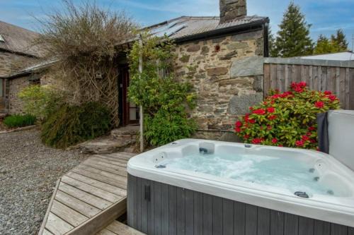 Loch Tay Bothy Cottage with Hot Tub