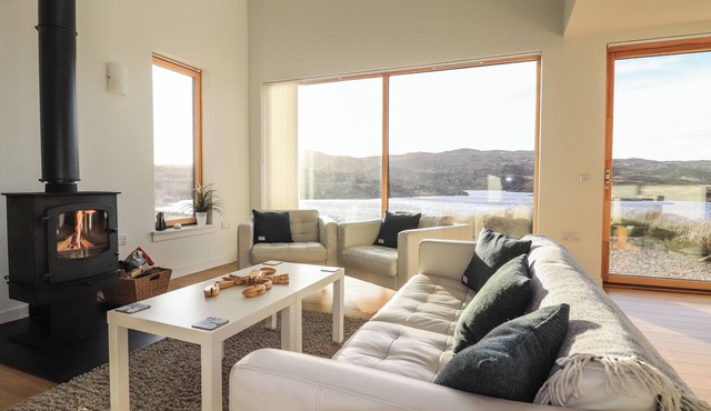 LOCH VIEW, family friendly, character holiday cottage in Bernera