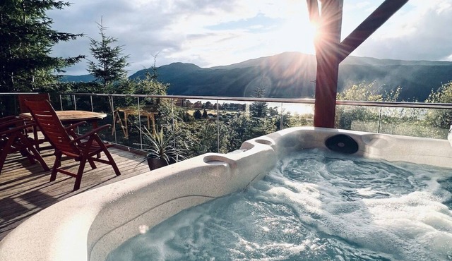 Lochnagar: luxury Loch Ness lodge, hot tub & sauna