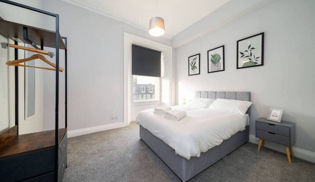 Lochside Apt C - smart stay for working away