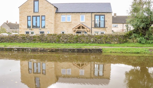 LOCK VIEW - NORDIC SPA, pet friendly, with hot tub in Gargrave