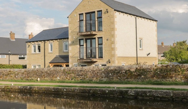 LOCK VIEW, pet friendly, luxury holiday cottage in Gargrave