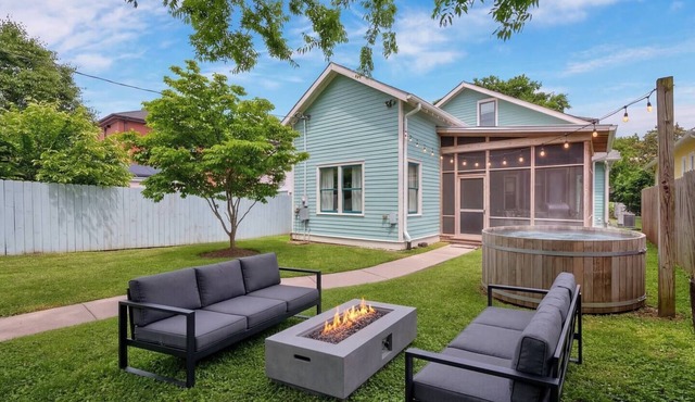 Lockeland Grand Hot Tub, Grill, Fire Pit Walkable to Bars/Restaurants