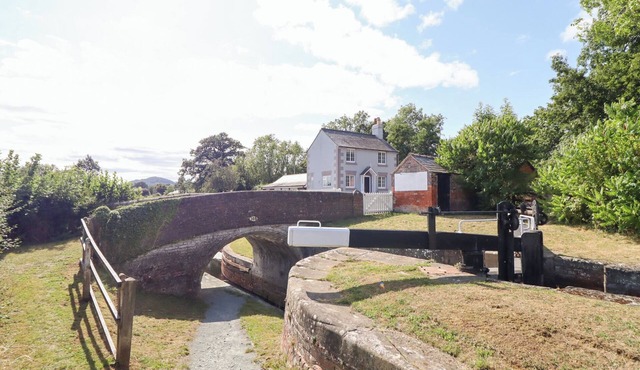 LOCKMANS COTTAGE, pet friendly, with a garden in Llandrinio