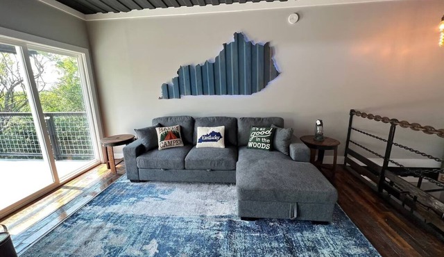 Lockridge Park - Loft unit that sleeps 6 with full kitchen, bathroom, hot tub and washer and dryer.