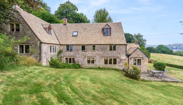 Locks Cottage, Painswick - sleeps 10 guests in 5 bedrooms