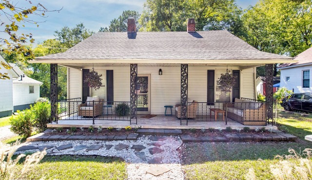 Loco Motive- Renovated House in Aragon c.1940 Near Winthrop & Glencairn Garden