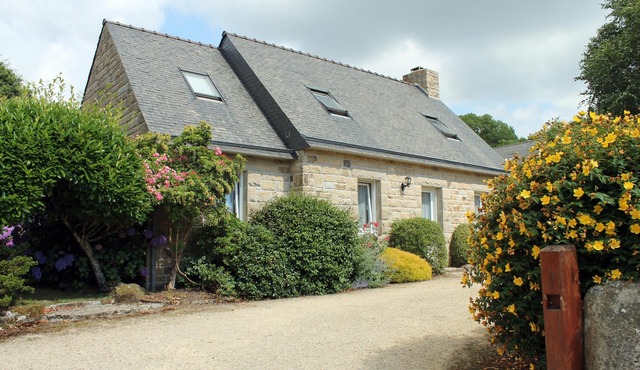 LOCRONAN - Beautiful house, veranda and large garden - near sea and bay view