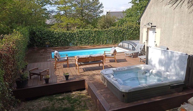 LOCTUDY, 80 m from the beach, 2 to 8 people. Private heated pool and Jacuzzi.