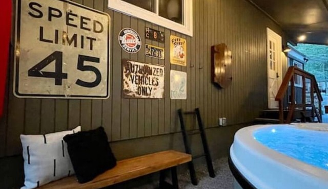 LocustLakeVillage - Lake/Beaches, HotTub, Fire Pit