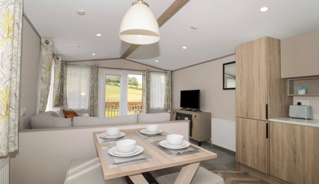 LODGE 10, family friendly, with a garden in Shipham