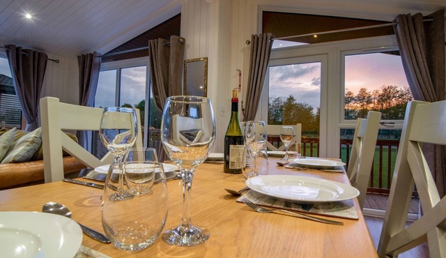 LODGE 10 - THE CEDARS, family friendly, with hot tub in Errol