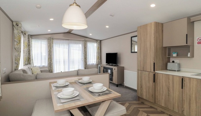 LODGE 11, family friendly, with a garden in Shipham