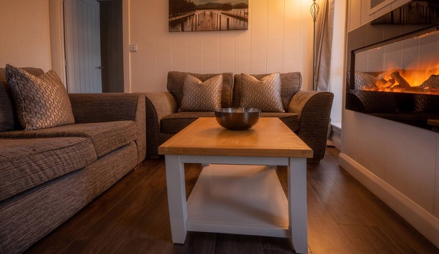 LODGE 12 - HIDEAWAY 1, romantic, character holiday cottage in Errol