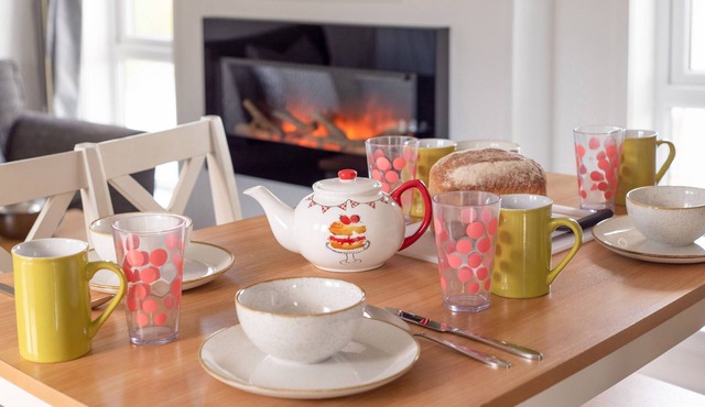 LODGE 13 - HIDEAWAY 2, family friendly, with hot tub in Errol