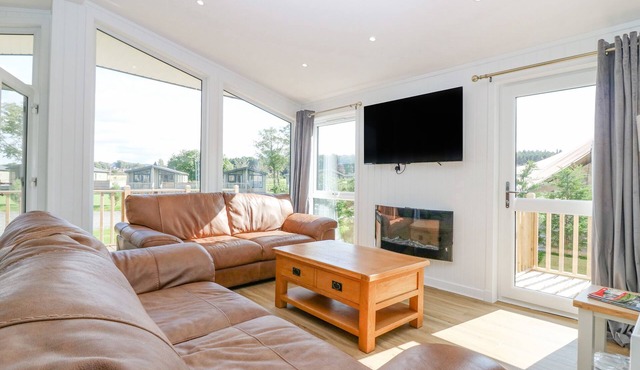 LODGE 14 - THE TAY (FAMILY), family friendly, with hot tub in Errol