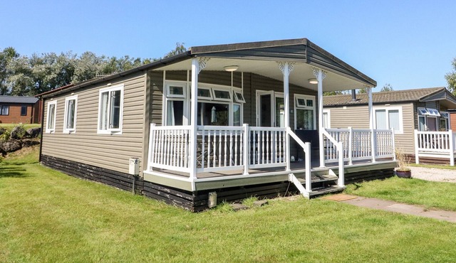 LODGE 17 SILVERDALE, pet friendly, with a garden in Carnforth