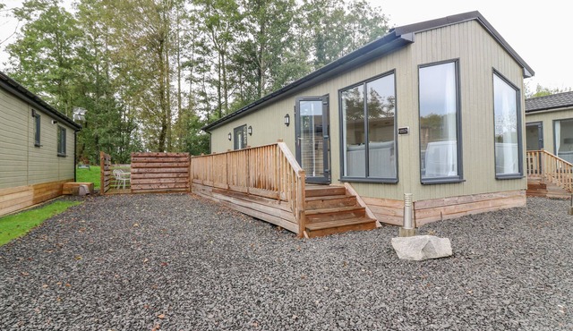 LODGE 18 - RUTHVEN (HIDEAWAY), family friendly, with hot tub in Errol