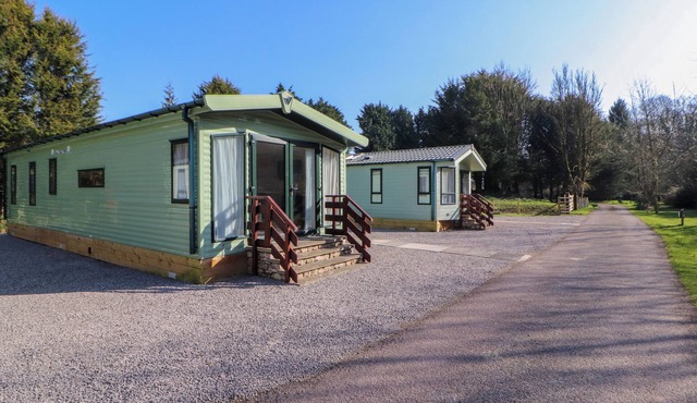 LODGE 2, family friendly, with a garden in Silverdale