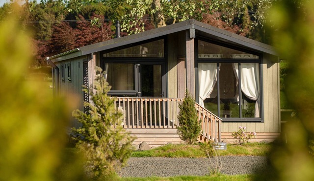 LODGE 2 - KINNOULL, romantic, luxury holiday cottage in Errol