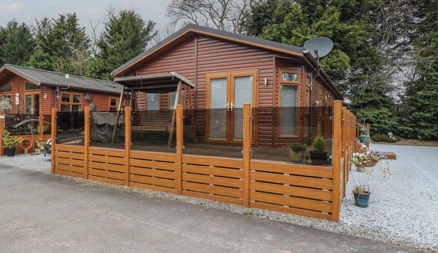 LODGE 2, pet friendly, character holiday cottage in Auchterarder