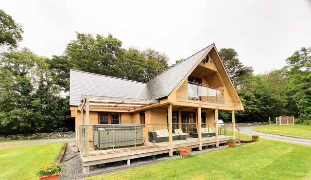 LODGE 20, family friendly, character holiday cottage in Llanbedr