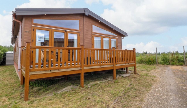 LODGE 26, FISHING LAKES, pet friendly, with a garden in Stonham Aspal