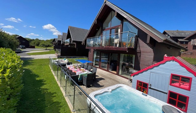 Lodge 27 - Resort & Spa - Parking - Hot Tub