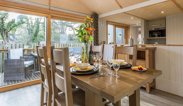 LODGE 3, family friendly, with hot tub in Corfe Castle