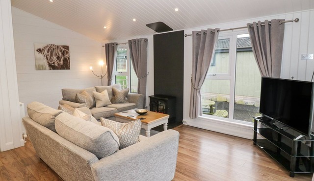 LODGE 4 - GLENDOIG, family friendly, with a garden in Errol