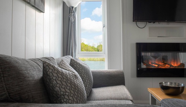 LODGE 7 - THE EARN, romantic, character holiday cottage in Errol