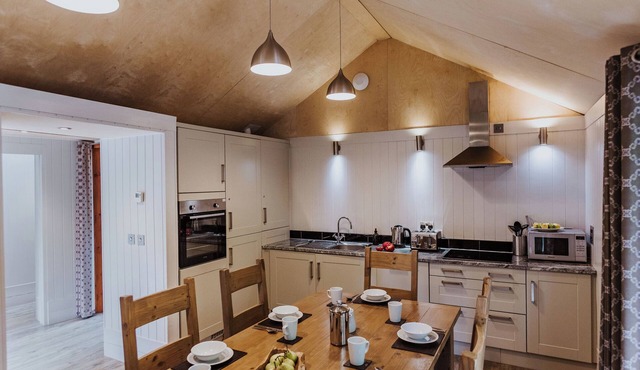 LODGE 8, family friendly, with hot tub in Corfe Castle