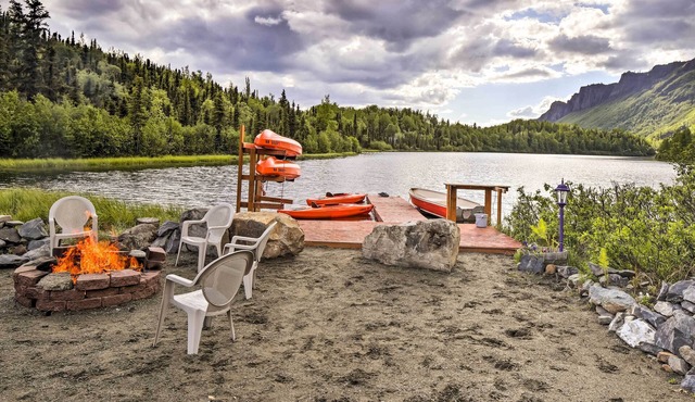 'Lodge 88' - Steps to Weiner Lake w/Dock & Boat!