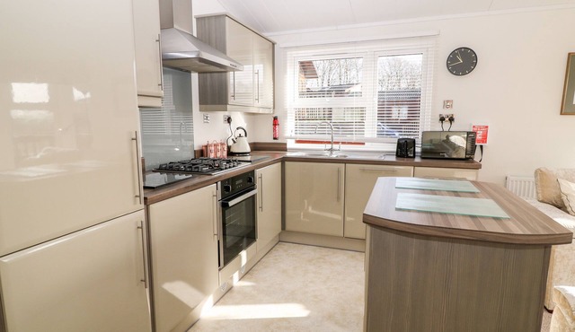 LODGE 9, family friendly, with a garden in Tavistock