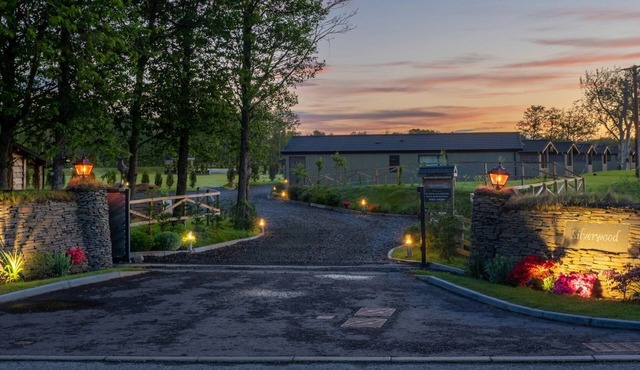 LODGE 9 - THE FORGAN, family friendly, with hot tub in Errol