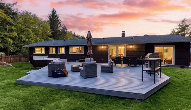 Lodge at Deception Pass | Trails, Hot Tub, Walk to Cornet Bay