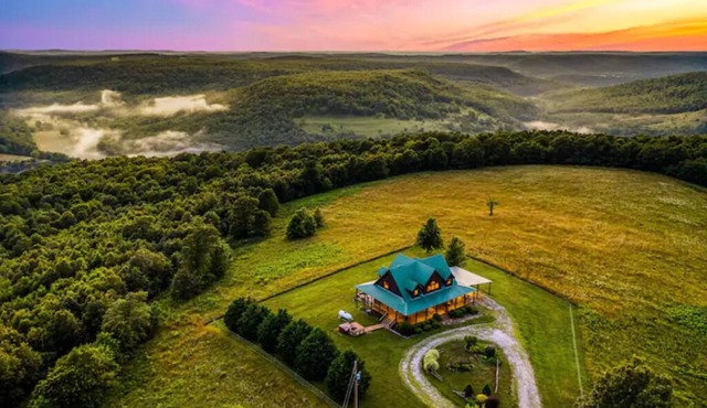 Lodge at OZK Ranch- Incredible mountaintop cabin with hot tub and views